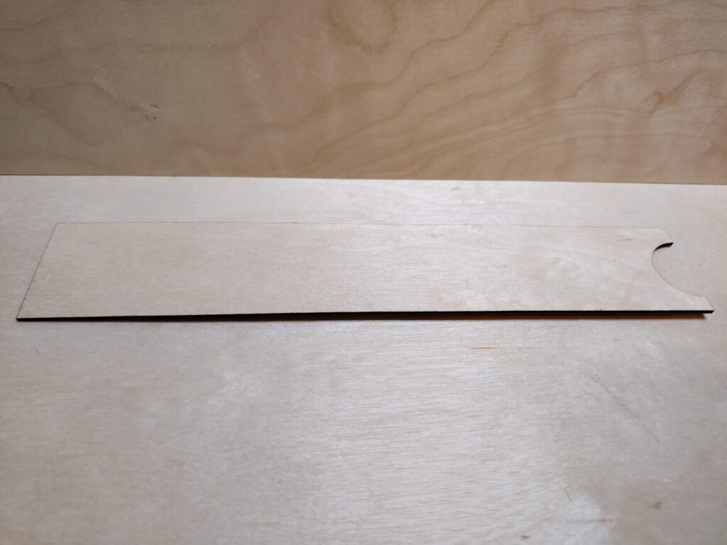 Postilaatikon kaksiosainen kilpi, vasen